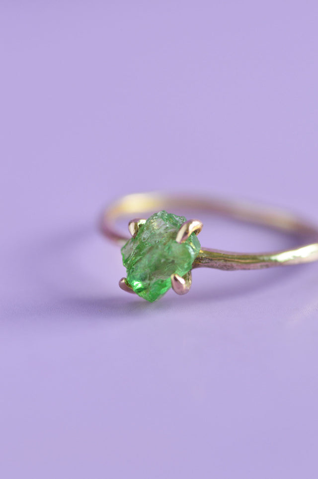 Uncut Diopside Claw 12ct Gold Ring