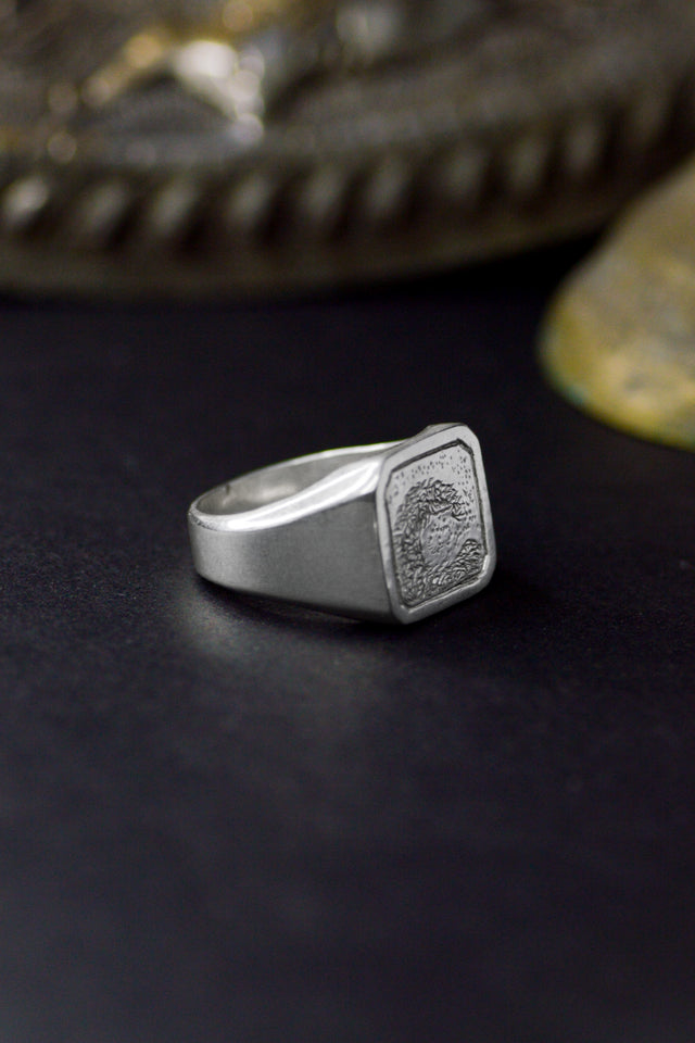 Arvan Wave Signet Ring